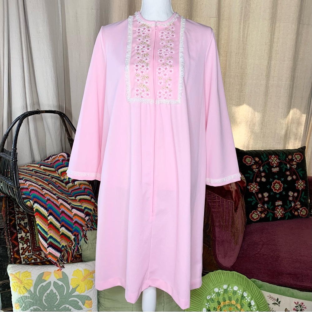 70s Pink Embroidered Housecoat
